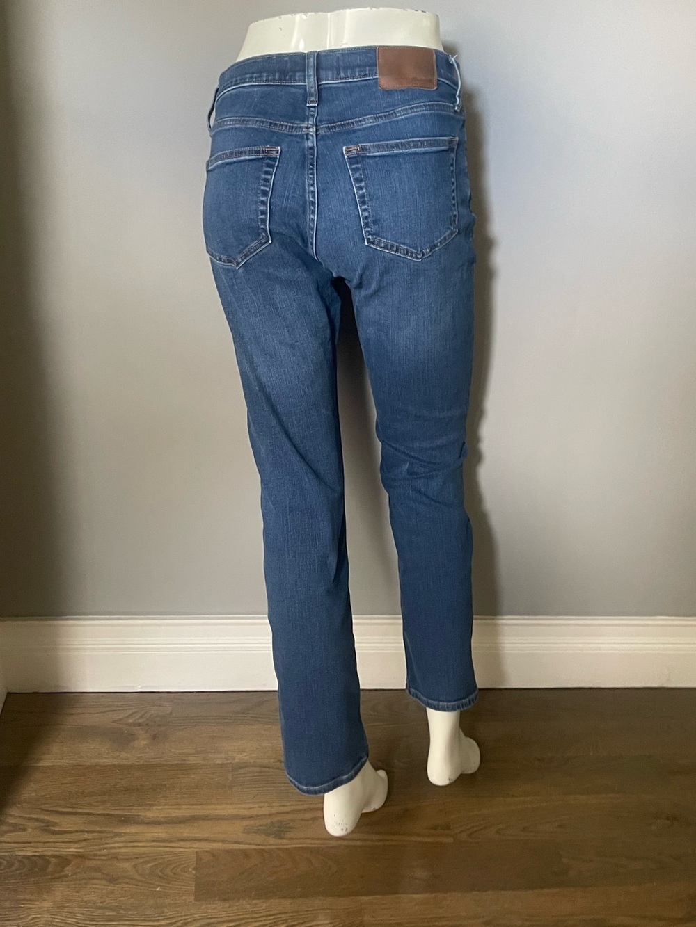 Madewell Straight-Leg Women’s Jeans in Medium Blue Wash - Picture 2 of 6